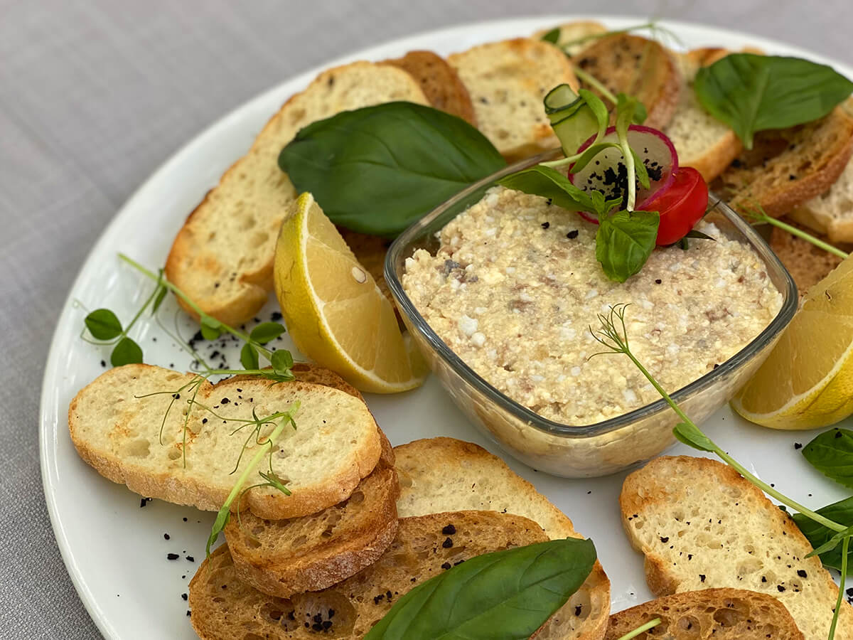 Форшмак с гренками из чиабатты